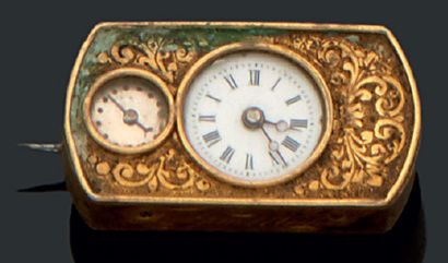 null Broche formant une montre à deux cadrans marquée en métal doré et ciselé.
Signée...