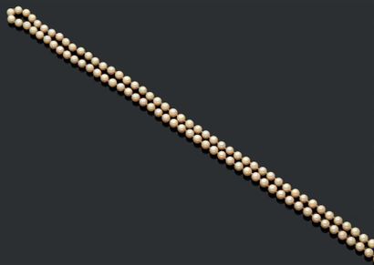 null Sautoir de perles de culture, le fermoir en or 18K (750).
Diam: 6 mm
Long: 100...