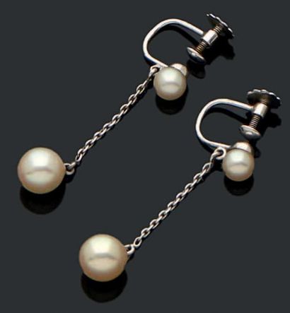 null Paire de pendants d'oreilles en or gris 18K (750) ornés chacun de deux perles...