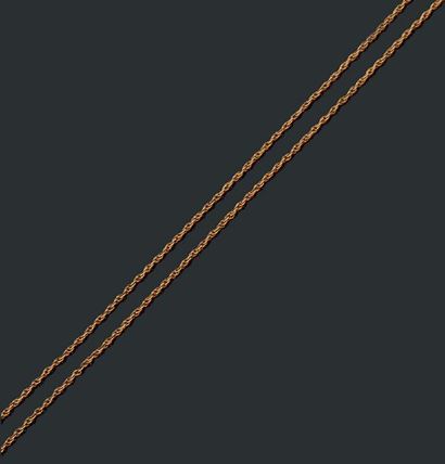 null Longue chaîne en or jaune 18K (750) à double maillon.
Long.: 62 cm.
Poids: 4,27...
