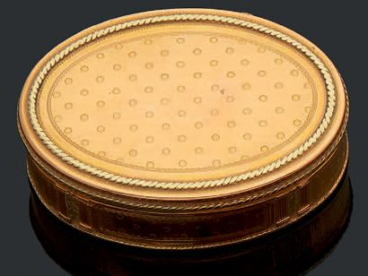 null Boîte de forme ovale en or de couleurs gravée de filets et de perles dans des...
