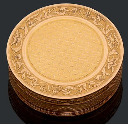 null Petite boîte ronde en or de deux tons ciselé d'un décor de quadrillage de cercles...