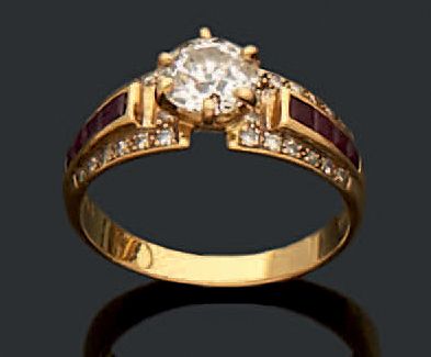 null Bague en or jaune 18K (750) ornée d'un diamant taille ancienne, épaulé de deux...