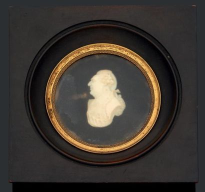 null Profil en os sculpté figurant Louis XVI.
XIXe siècle.
Diam. (à vue): 7 cm
