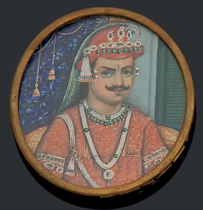 École INDIENNE du XIXe siècle Portrait d'un Maharadjah en costume traditionnel. Miniature...