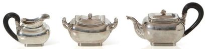 null Service à thé en argent, composé de trois pièces: une théière, un pot à lait...