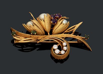 null Broche en or jaune 18K (750) stylisée d'une branche ornée de trois perles de...