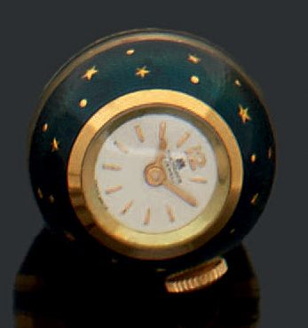 BUCHERER Montre sphérique en métal doré, émaillé vert et semé d'étoiles à remontoir....