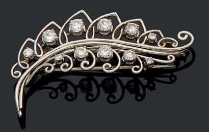 null Broche en or gris 18K (750) formant une feuille sertie de onze diamants taille...