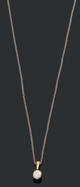 null Pendentif et chaîne en or gris 18K (750) orné d'un diamant taille ancienne (égrisures).
Poids...