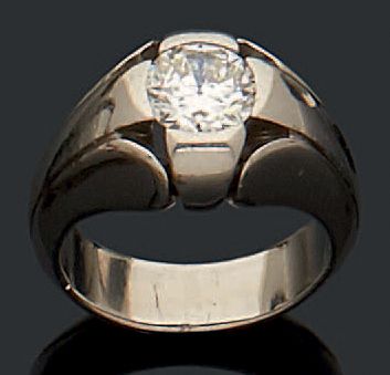 null Bague demi-jonc en platine sertie d'un diamant demi taille.
Poids de la pierre:...