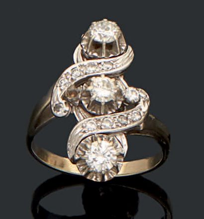 null Bague en or gris 18K (750) ornée dans le sens du doigt de trois diamants taillés...