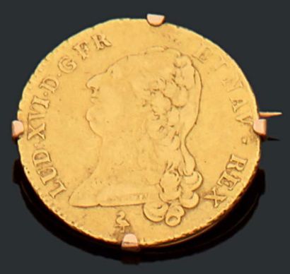 null Broche en or jaune 18K (750) ornée d'une pièce au profil de Louis XVI, 1786.
Poids...