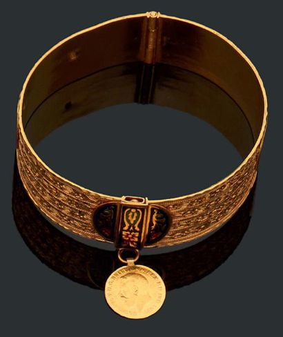 null Bracelet rigide en or jaune 18K (750) à décor filigrané appliqué, fermoir émaillé...