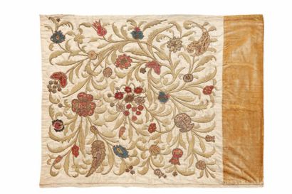 null Broderie ottoman fin XIXème siècle.
Dessus de lit en soie et broché de fils...