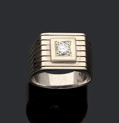 null Bague de type chevalière en or gris 18K (750) ornée d'un diamant taillé en brillant,...