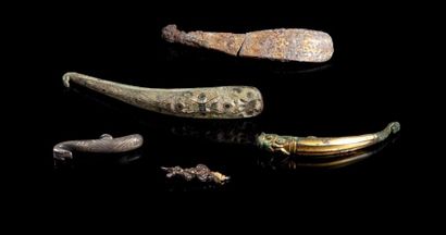 CHINE Ensemble de quatre fibules, objets de fouille dont une en argent, une en bronze...