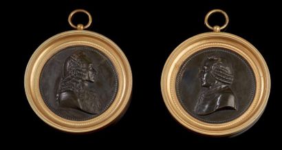 null Paire de médaillons en bronze ciselé ou patiné représentant Voltaire sous son...