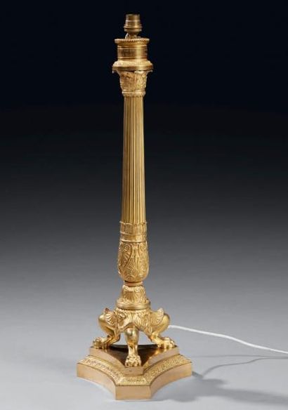 null Fût de candélabre en bronze ciselé et doré sous la forme d'une colonne à chapiteau...