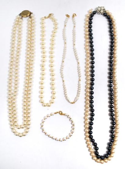 null Ensemble de colliers en perles blanches et noires dont deux a deux rangs et...