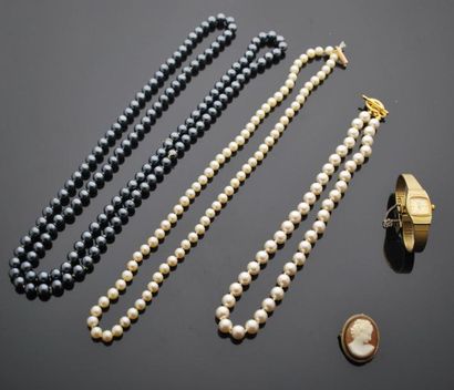 CITIZEN QUARTZ Ensemble de bijoux fantaisies comprenant trois colliers de perles...