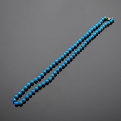 null Long collier de perles de turquoises.

Fermoir en argent. 

Long. : 70 cm

Poids...