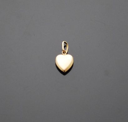 null Pendentif en or jaune formant un cœur.

H. : 1,5 cm 

Poids : 0,50 g.