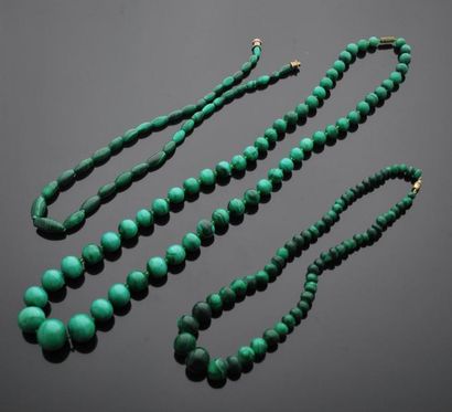 null Ensemble de trois colliers en malachite. 

- Grand collier en chute de belles...