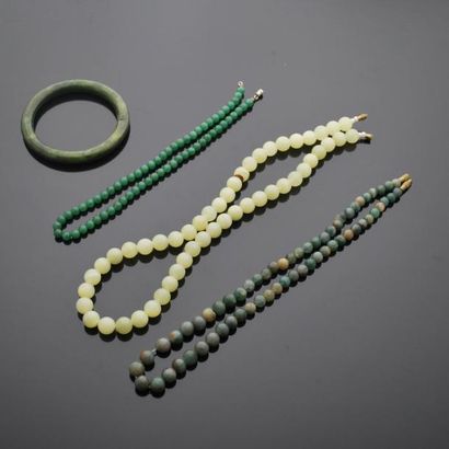 null Ensemble de colliers : 

- Deux en perles de jade vertes

Long. : 38 et 48 cm...