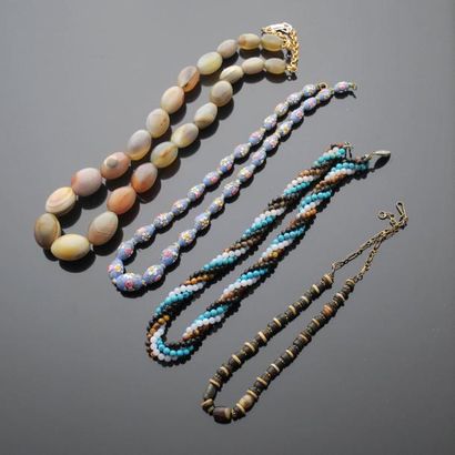 null Ensemble de quatre colliers de diverses perles : turquoise, œil de tigre, verre,...
