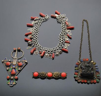 null Ensemble de bijoux ethniques composé d'un collier, d'un bracelet, un porte-amulette...