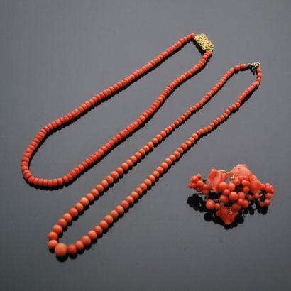null Une broche et un collier en perle de corail

fin du XIXe siècle.

(petits a...