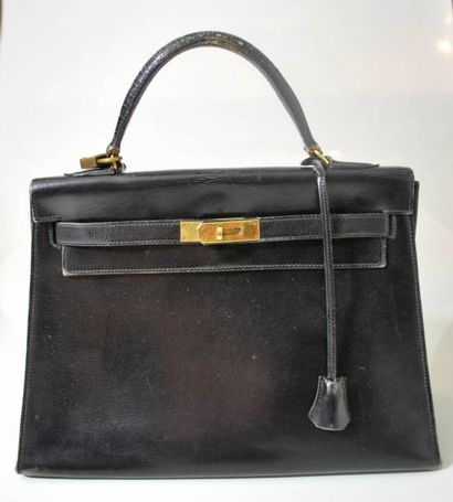 HERMES HERMES Paris

Sac modèle " KELLY " en cuir noir, garniture en métal plaqué...