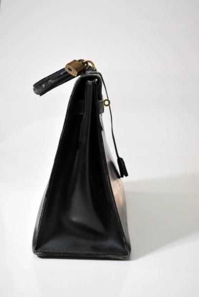 HERMES HERMES Paris

Sac modèle " KELLY " en cuir noir, garniture en métal plaqué...