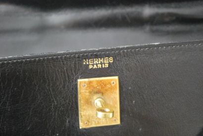 HERMES HERMES Paris

Sac modèle " KELLY " en cuir noir, garniture en métal plaqué...