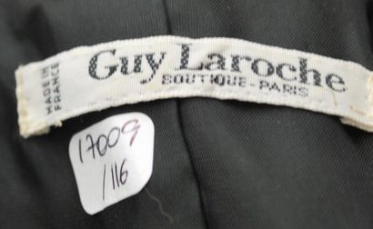 Guy LAROCHE Guy LAROCHE Boutique Paris. 

Veste longue asymétrique noire à deux poches....