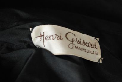 HENRI GRISARD MARSEILLE Un manteau long en astrakan noir à col en vison brun fermant...