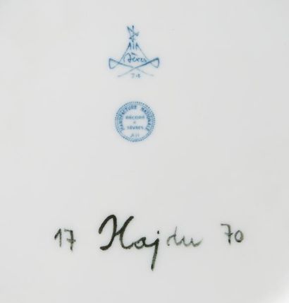 SÈVRES Assiette en porcelaine de Sèvres par Hajdu.

Diam. : 26 cm.