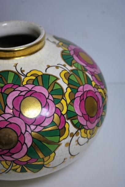null Large vase en faience à décor floral cubique

H: 41 cm.