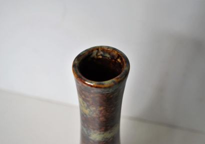 null Vase soliflore et un vase boule en terre vernissée.

H. : 7 cm - Diam. : 4 cm...