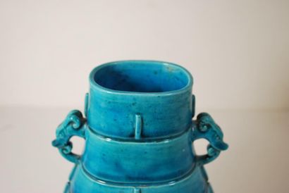 null Dans le goût de Théodore Deck

Vase amphore en faïence vernissée bleu turquoise.

H....