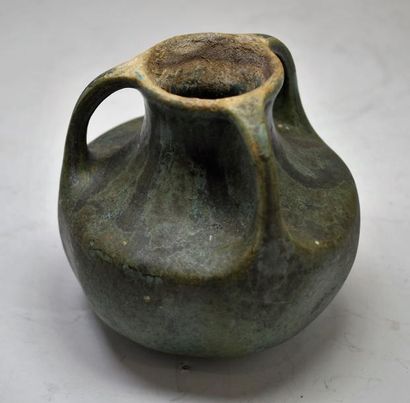 DENBACH Céramique Denbach 

Vase a trois anses, numéroté.

H. : 9 cm.