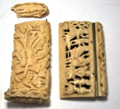 null Petite boîte (Tabatière?) en ivoire sculpté et ajouré figurant une scène grivoise....
