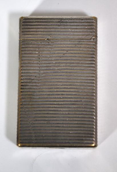 DUPONT Dupont 

Briquet en métal argenté. 

Dim. : 6 x 3,5 x 1,2 cm 

(Léger cho...
