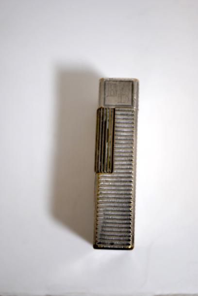 DUPONT Dupont 

Briquet en métal argenté. 

Dim. : 6 x 3,5 x 1,2 cm 

(Léger cho...