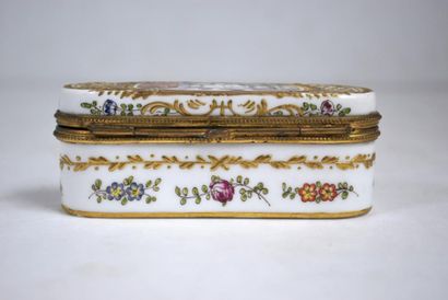 null Petite boîte de forme oblongue en porcelaine finement décorée de motifs floraux....