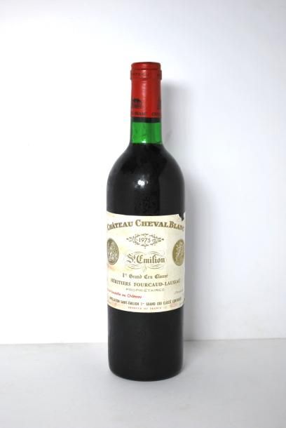 null Une bouteille de Château Cheval Blanc, 1er GCC, 1975, Saint-Emilion, rouge.