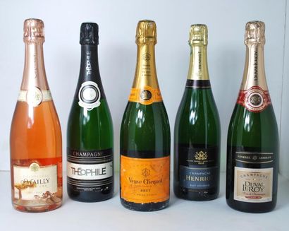 null Ensemble de 10 bouteilles comprenant :

- 4 Champagne		, Brut Souverain	, 		Henriot,...