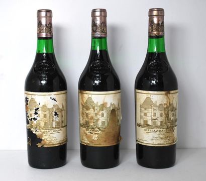 null Trois bouteilles fde Château Haut-Brion, 1er GCC, 1976, Graves, rouge (étiquettes...