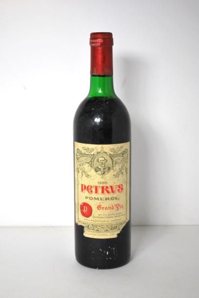 null Une bouteille de Petrus 1985. Etiquette accidentée